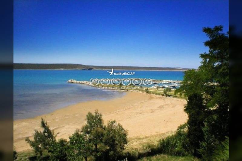 Sandstrand in der Nähe von Wohngebieten in der Küstenregion Ljubač in Ljubač.