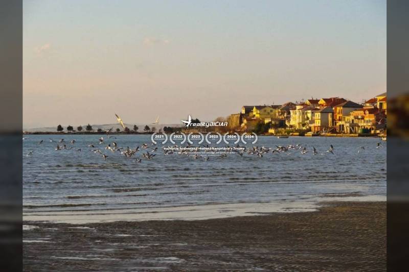 Mehr auf Ljubača mit Hunderten von Möwen und Häusern entlang der Küste.