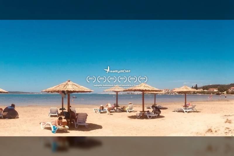 Strand mit Liegestühlen und Sonnenschirmen am Meer in der Stadt Ljubač zum Wohnen.