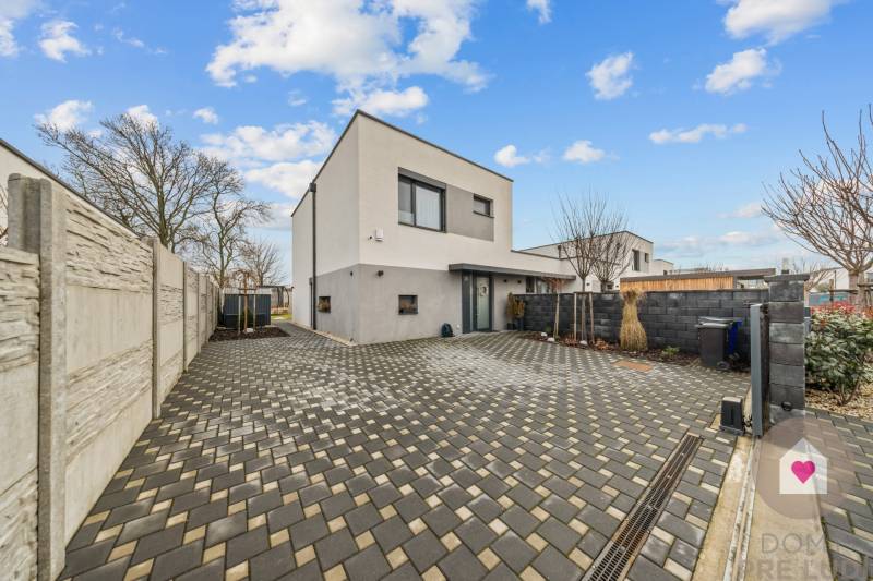 Einfamilienhaus in der Topoľová-Straße in Rovinka mit gepflastertem Hof und Umzäunung.