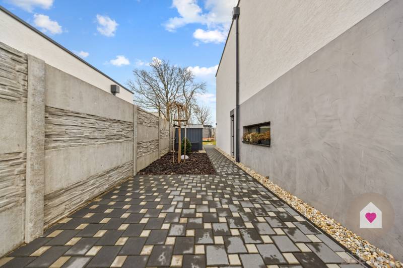 Gepflasterter Weg entlang des Hauses in der Topoľová-Straße in Rovinka.