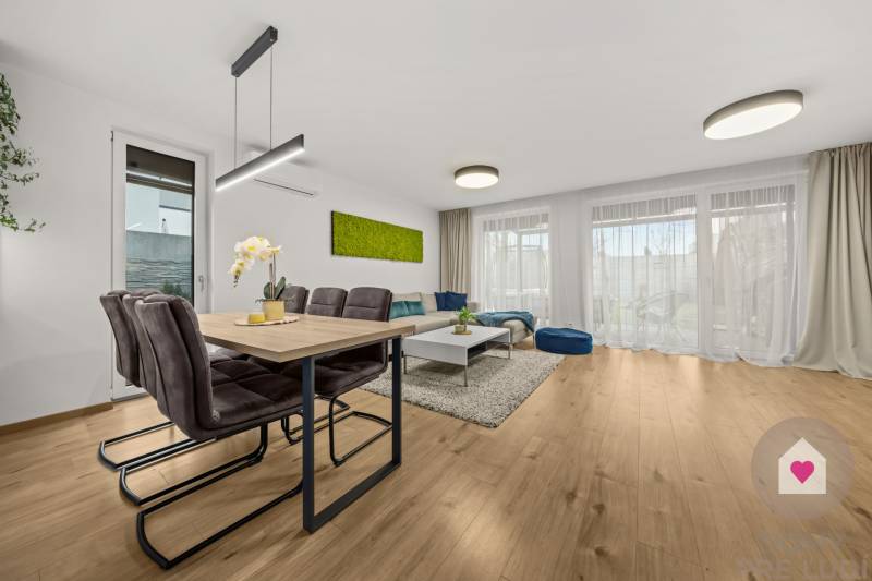 Ess- und Wohnbereich in einer 4-Zimmer-Wohnung mit Holzboden-Dekor.