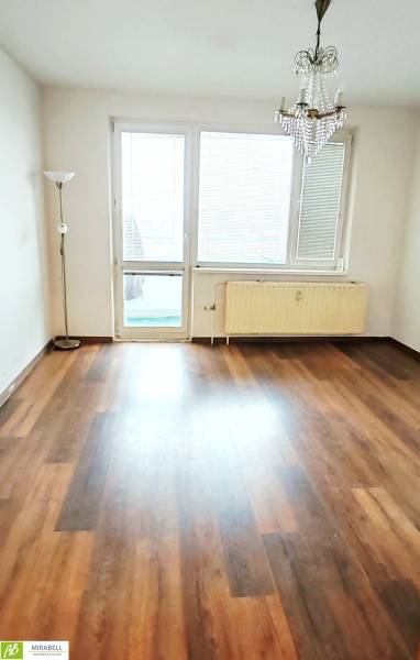 Boden mit Holzdekor und Kronleuchter in einer 3-Zimmer-Wohnung.