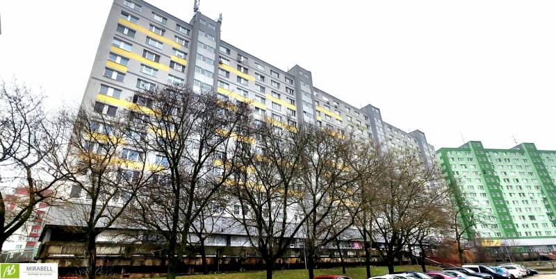 Blick auf das Plattenbaugebäude in der Znievska-Straße in Bratislava - Petržalka.