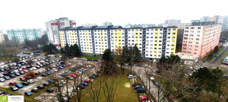 Wohnblöcke in der Znievska-Straße in Bratislava - Petržalka mit Parkplatz.