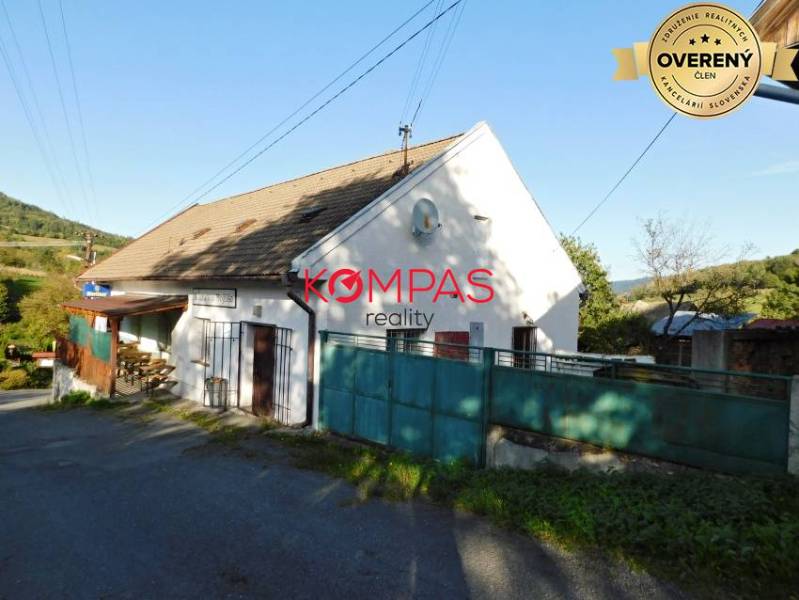 Gewerberäume in Vígľašská Huta-Kalinka mit Satteldach und befestigter Straße.