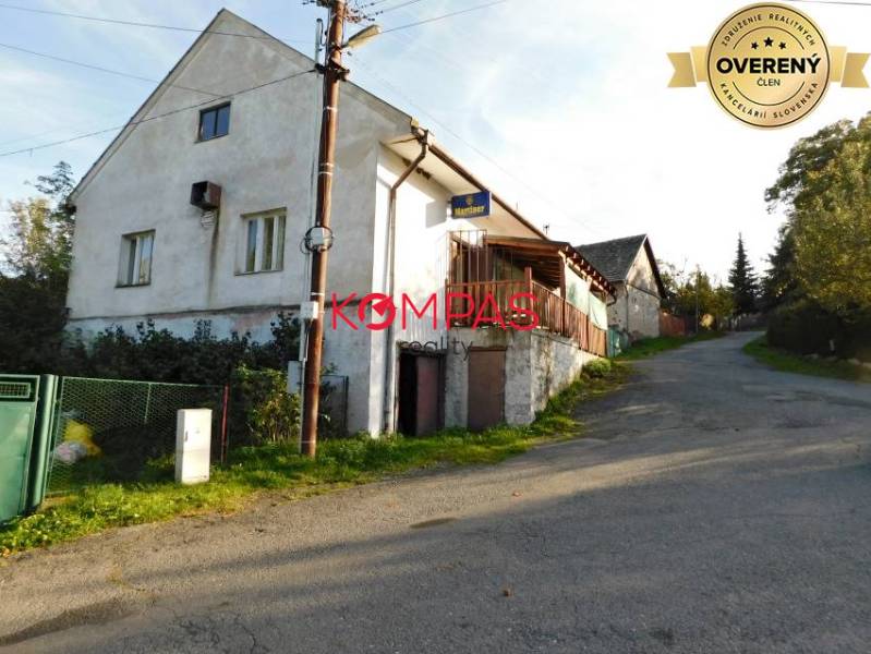 Gewerberäume in der Gemeinde Vígľašská Huta-Kalinka an der Straße, älteres zweistöckiges Haus.