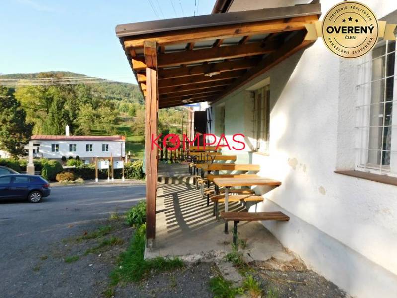 Holzterrasse der Geschäftsräume in Vígľašská Huta-Kalinka, Parkplatz, umliegende Natur.