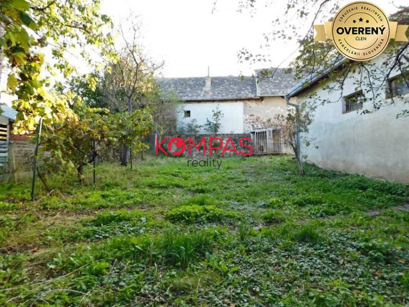 Garten und ältere Gebäude in den Geschäftsräumen von Vígľašská Huta-Kalinka.