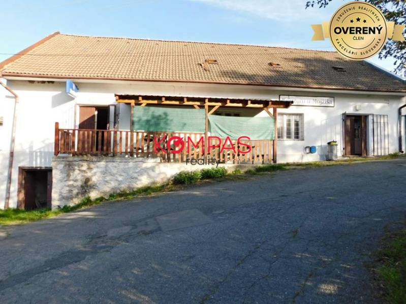 Außenbereich von Geschäftsräumen mit Terrasse in Vígľašská Huta-Kalinka, ideal für ein Unternehmen.