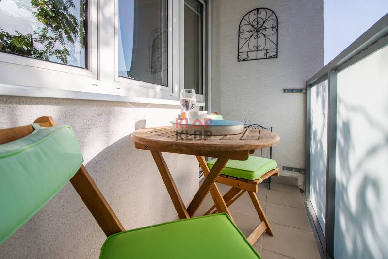 Pozrite si PRÍJEMNÝ 2i byt so ZARIADENÍM, LODŽIOU a KLIMATIZÁCIOU