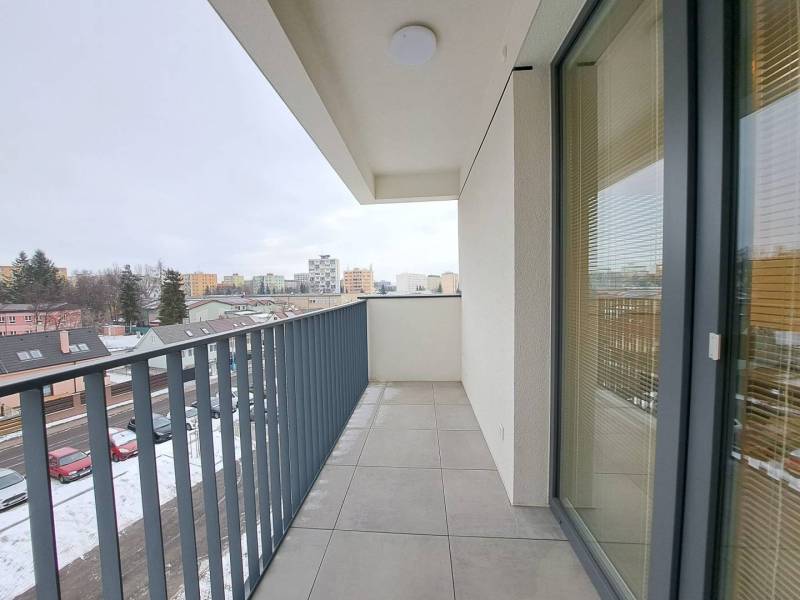 Balkon in Poprad aus einer 2-Zimmer-Wohnung mit Blick auf die umliegenden Gebäude.