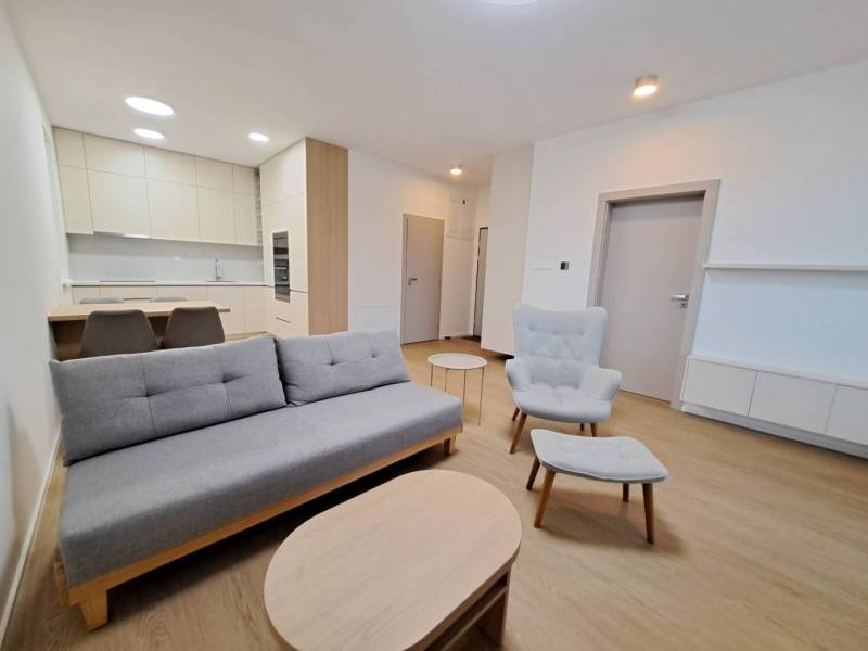 Stilvoller Wohnbereich in einer Zweizimmerwohnung mit Holzboden.