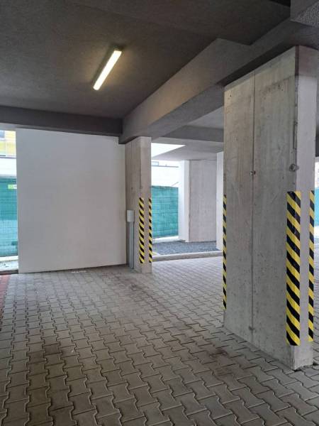 Parkplatz mit Betonpfeilern und Beleuchtung in Poprad.