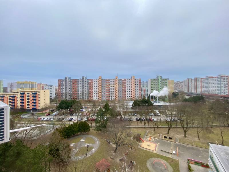 Petržalka, Gessayova: Aussicht auf die Wohnsiedlung mit Hochhäusern und einem Park in Bratislava.