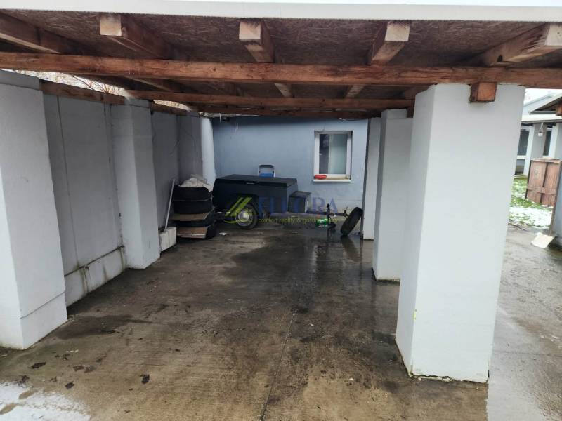 Überdachter Unterstand bei einem Einfamilienhaus in Tornyosnéméti mit Betonboden.