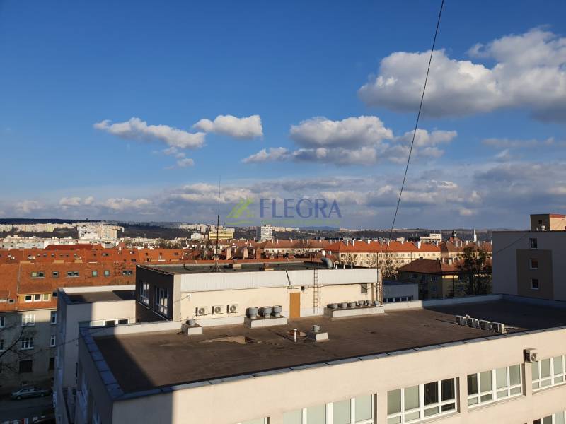 Blick auf die Dächer der Gebäude und den Himmel von den Büros in Letná, Košice - Stadtteil Sever.