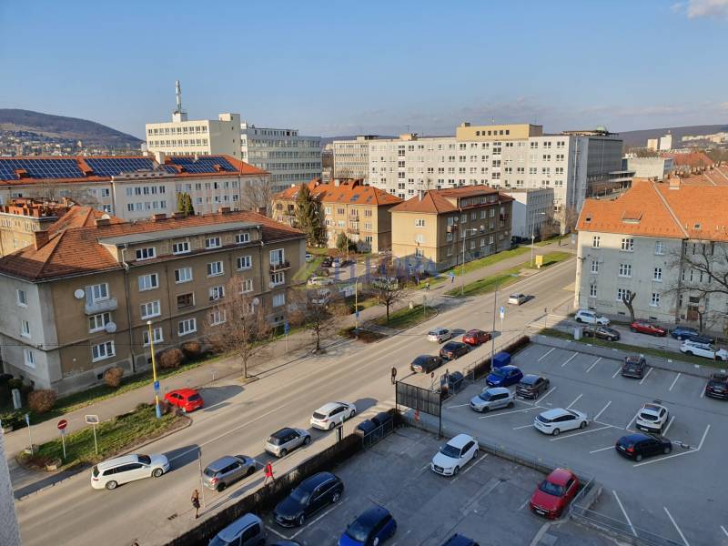 Straße mit Gebäuden und geparkten Autos in Košice, Stadtteil Sever, Letná.