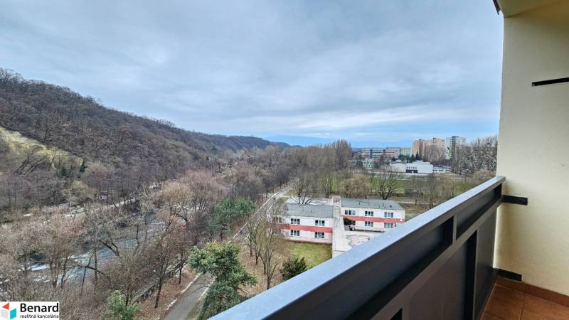 Blick auf das Grün und die Siedlung vom Balkon in Košice, Stadtteil Nad jazerom, Rovníková.
