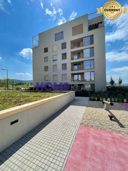 Wohnkomplex in der Zdenky Schelingovej Straße in Bratislava, Devínska Nová Ves, mit Grünflächen und Spielplatz.