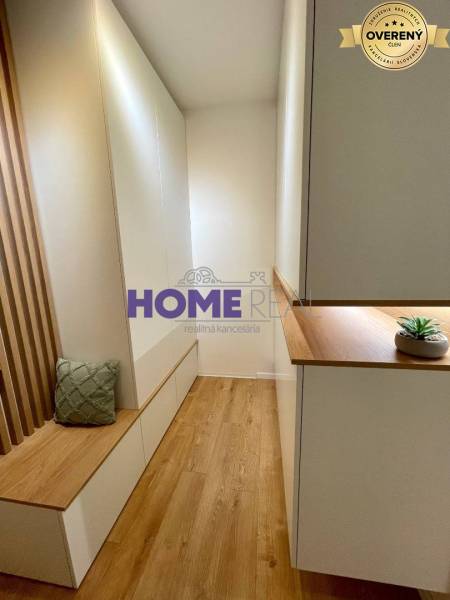 Gemütliches Interieur einer 3-Zimmer-Wohnung mit Holzboden und Einbaumöbeln.