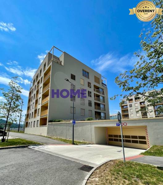 Wohngebäude in der Zdenka-Schelingová-Straße in Bratislava, Devínska Nová Ves, mit Garageneinfahrt.