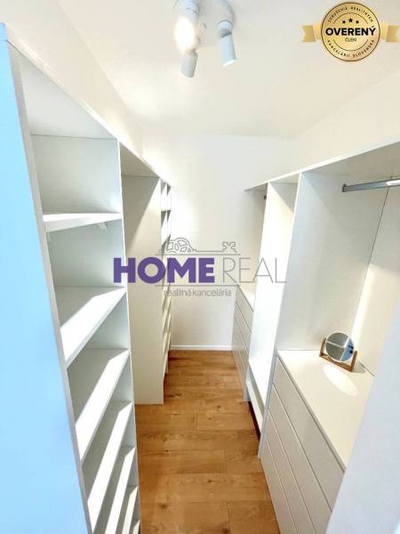 Ein Kleiderschrank in einer 3-Zimmer-Wohnung mit Stauraum und einem Boden in Holzoptik.