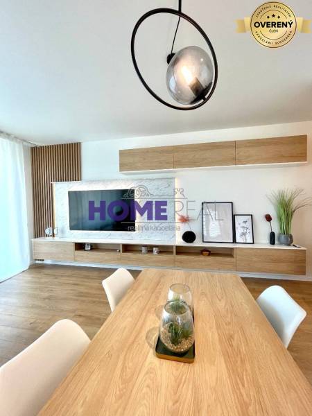 Helles Wohnzimmer in einer 3-Zimmer-Wohnung mit Holzboden und moderner Linienbeleuchtung.