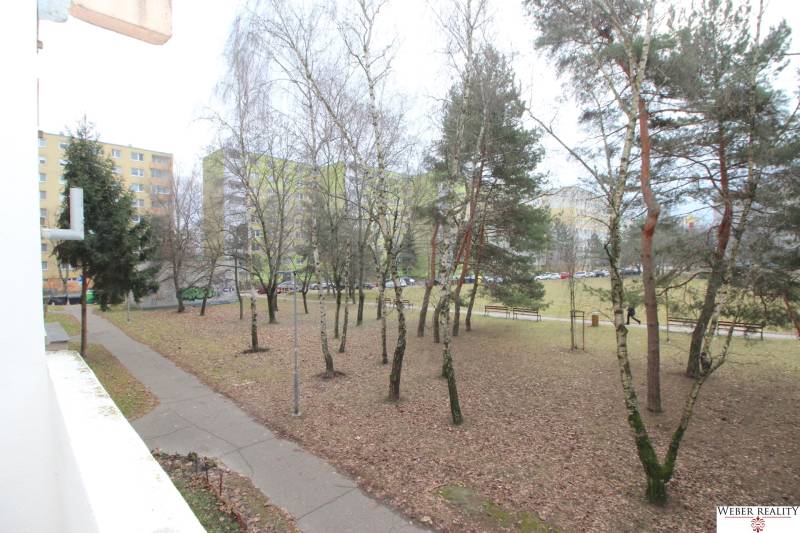 Park mit Gehweg und Bänken in Bratislava - Dúbravka, in der Cabanova-Straße.