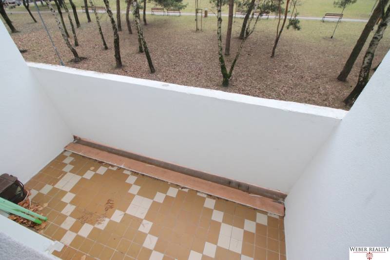 Der Balkon einer 3-Zimmer-Wohnung in der Cabanova-Straße in Bratislava-Dúbravka mit Blick auf den Park.