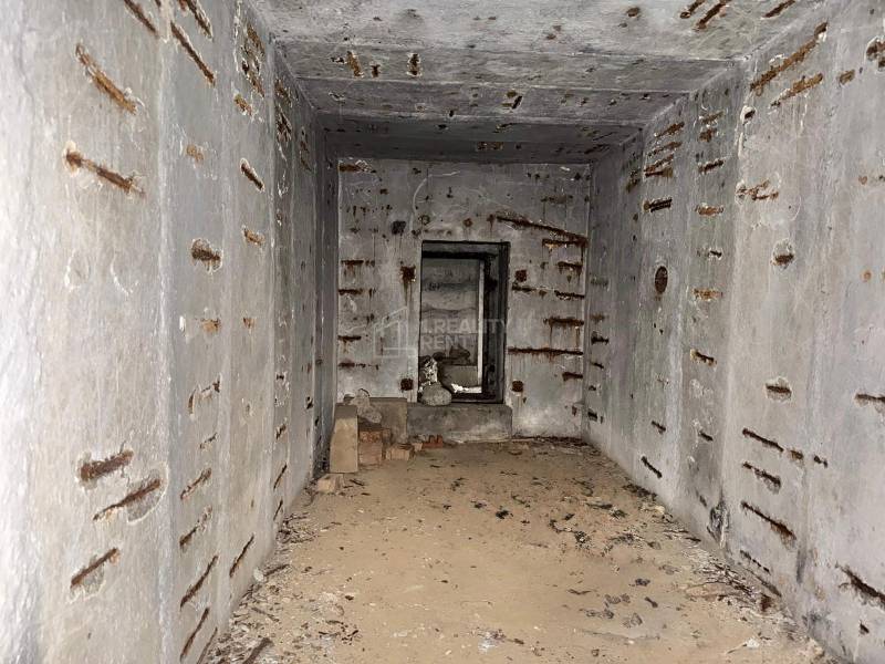 Verlassener Betonraum mit Fenster, Grundstücke - Wohnen, Veľká Bytča, Bytča.