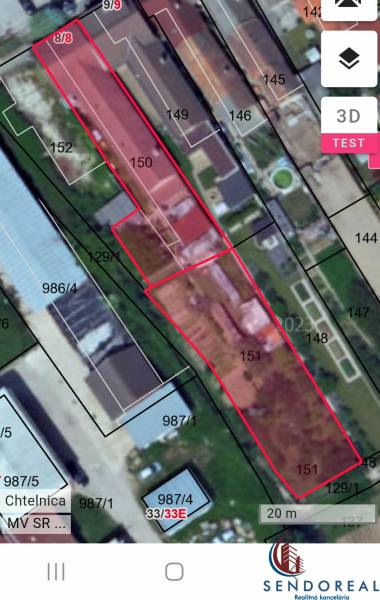 Eine Luftaufnahme zeigt ein Einfamilienhaus mit Grundstück am Platz des 1. Mai in Chtelnica.