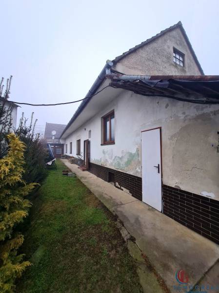 Einfamilienhaus am 1. Mai Platz in Chtelnica mit einem Rasenhof und Gartenpflanzen.