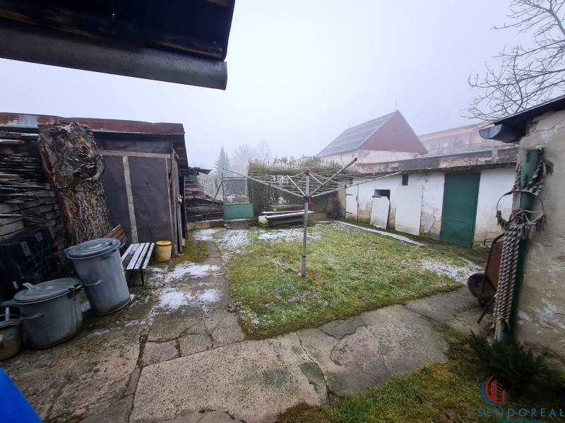 Einfamilienhaus in Chtelnica am Platz des 1. Mai mit Garten, Schuppen und Abfallcontainern.