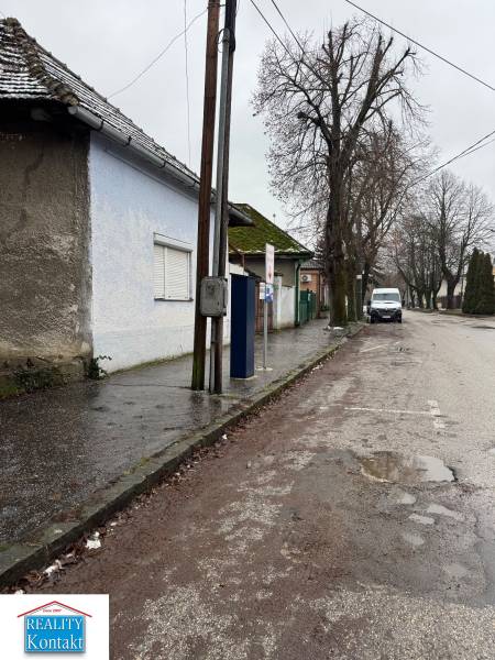 Einfamilienhaus in der Komenského-Straße in Šurany, an der Straße mit einem Strommast und Bäumen.