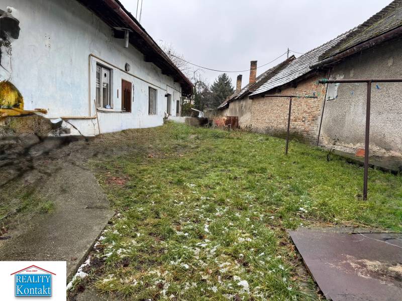 Ein Einfamilienhaus mit Garten in der Komenského-Straße in Šurany, neben den ursprünglichen Gebäuden.