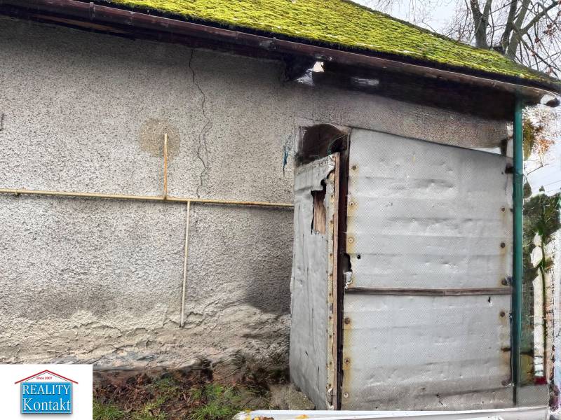 Ein Einfamilienhaus in der Komenského-Straße in Šurany mit einer älteren Fassade und Moos auf dem Dach.
