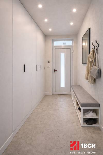 Flur in einem Einfamilienhaus mit Garderobe, Bank und Einbauschrank.