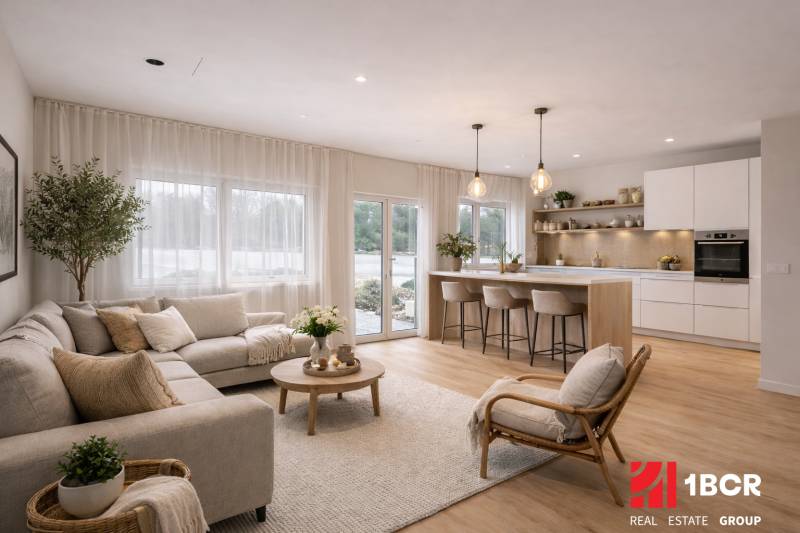 Wohnzimmer und Küche in einem Einfamilienhaus mit Holzboden, bequemen Möbeln.