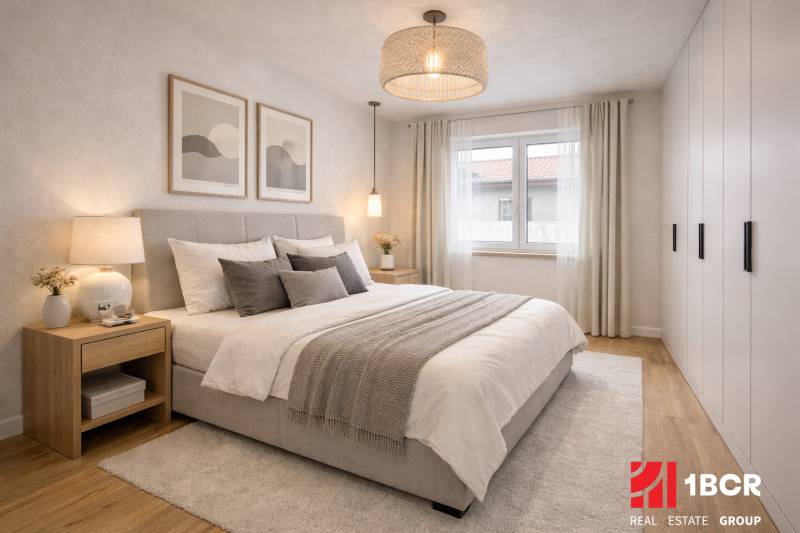 Helles Schlafzimmer mit großem Bett, Nachttischen und Holzdekor-Boden in einem Einfamilienhaus.