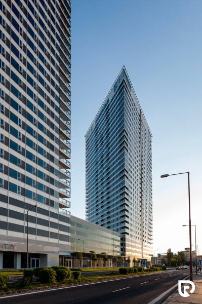 Moderne Hochhäuser in Bratislava - Altstadt in der Landererova-Straße, bei den Garagen.