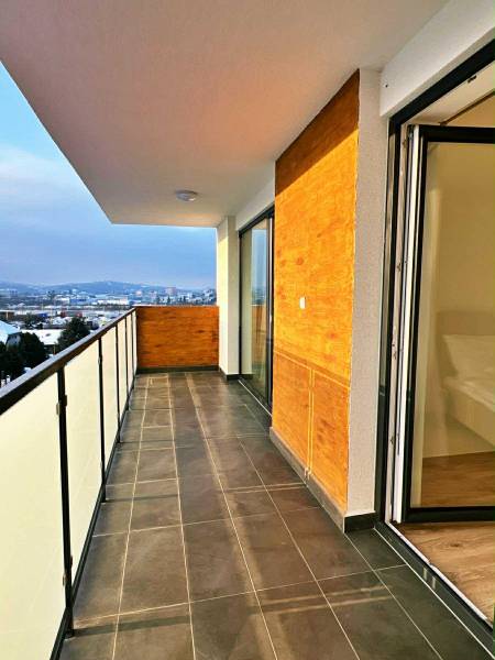 Balkon einer 3-Zimmer-Wohnung mit Blick auf Prešov, Solivarská 14, große Glastüren.