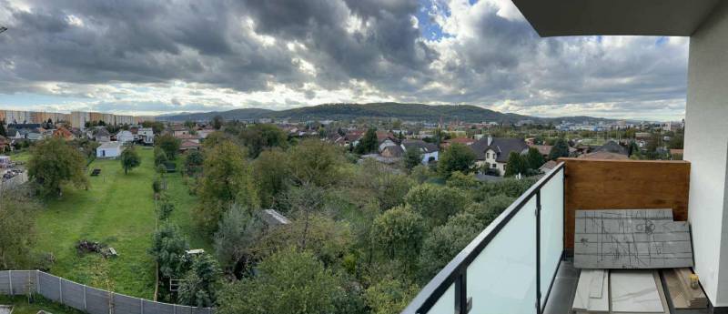 Blick vom Balkon auf das Grün und die Häuser in Prešov auf der Solivarská 14.