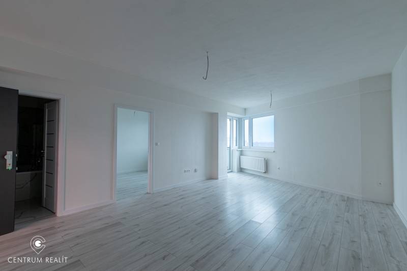 Helles Interieur mit Holzdekorboden in einer 2-Zimmer-Wohnung.