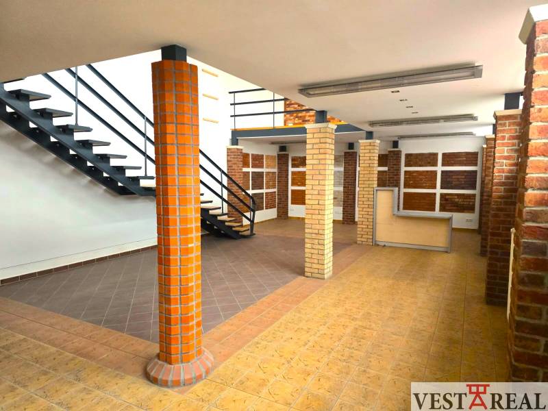 Zweistöckige Geschäftsräume mit Holzboden-Dekor und Treppe.