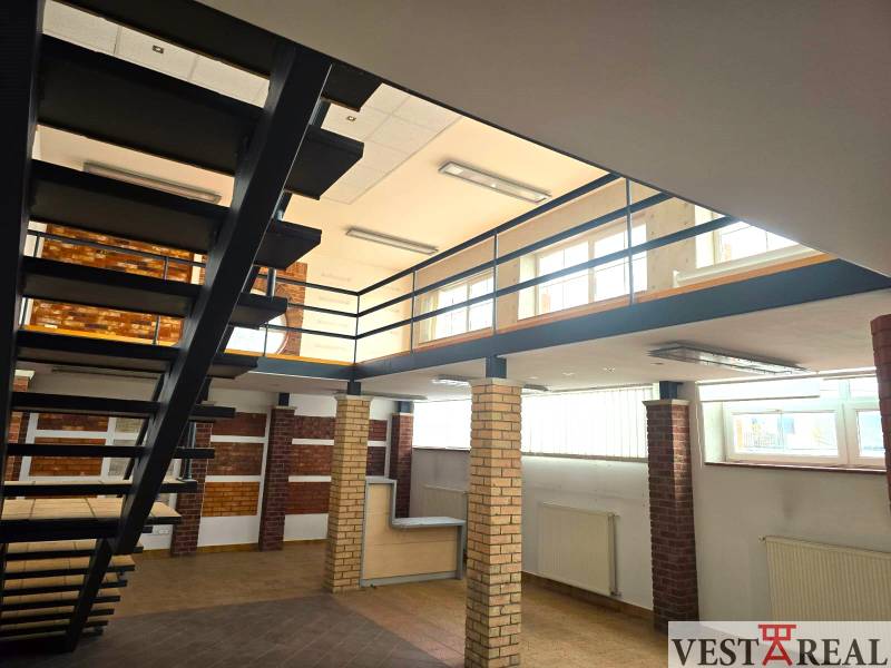 Innenhandelsflächen mit Holzboden und Metalltreppe.