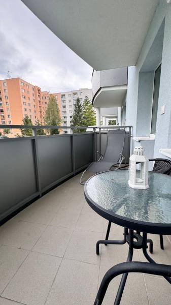 Balkon einer 2-Zimmer-Wohnung in Halalovka in Trenčín, mit Sitzgelegenheit und Liege.