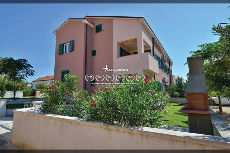 Exterieur einer 2-Zimmer-Wohnung in Privlaka in der Straße Privlaka mit gepflegtem Garten.