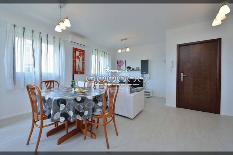 Esstisch mit Stühlen in einer 2-Zimmer-Wohnung, heller Raum, Boden mit Holzdekor.