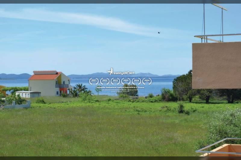 Blick aus einer 2-Zimmer-Wohnung in Privlaka auf Privlaka mit Meer und Grün im Hintergrund.